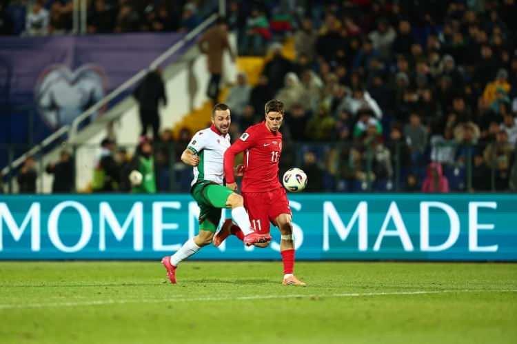 <p>"Kenan Yıldız, Dünya Kupası elemelerinde Bulgaristan'a karşı iki gol attı. Juventus forveti, dakikalar içinde iki muhteşem gol attı: İlkinde, hamlesini uzak direğe doğru bir şutla taçlandırdı. İkincisinde ise, Çalhanoğlu'nun pasının ardından defans oyuncusunu geçerek falsolu bir şutla golü buldu."</p>