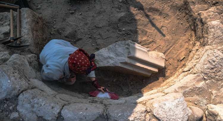 <p>'TÜRKLERE HAS BİR BULGU'</p>

<p>Selçuklu’nun egemen olmasıyla bölgedeki halkın yaşamlarına devam ettiğini belirten Doç. Dr. Mimiroğlu, şunları söyledi:</p>

<p>"Lystra Antik Kenti, Aziz Pavlus’un burayı ziyaret etmesiyle beraber Hristiyanlık için çok önemli ama bir taraftan Likaonya bölgesi bir eyaletin geçirdiği tarihi olayları kronolojik olarak tespit etme açısından bize önemli veriler sunuyor. Buradaki halk, Selçuklu'nun egemen olmasıyla yok olmadı. Yaşamlarını büyük bir hoşgörü içerisinde devam ettirdiler. Nazar boncukları, turkuaz rengi Türklere has bir bulgu. Antik Dönem'de de şeytanın gözü olarak adlandırılan daire içerisindeki nokta ile olan motif nazara karşı kullanılıyordu. Fakat burada gördüğümüz turkuaz rengi bize özellikle nazarlık inancının bu renkle buluştuğunu, bizim şimdilerde de kullandığımız ve neredeyse ülkemizle özdeşleşen nazar boncuğuna evrildiğini gösteriyor gibi gözüküyor." </p>
