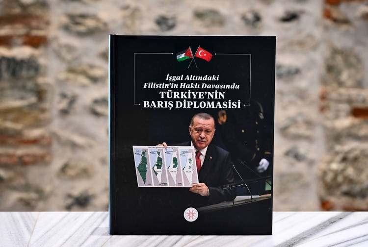 <p><span style="color:#B22222"><strong>Türkiye’nin Diplomatik Gücü</strong></span></p>

<p> </p>

<p>Doç. Dr. Özcan, Türkiye’nin 7 Ekim’den bu yana insani diplomasi ve arabuluculukta öncü rol üstlendiğini, yardım koridorları ve sahra hastaneleriyle sahada yer aldığını vurguladı.</p>
