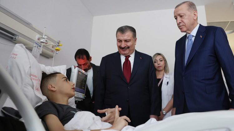 <p><span style="color:#B22222"><strong>Yeni Dönemin Adı: Direniş ve Diplomasi</strong></span></p>

<p><br />
Uzmanlara göre Gazze, insanlık vicdanında yeni bir dönemin simgesi haline geldi; Türkiye ise hem sahada hem diplomaside en belirgin aktör konumuna yükseldi.</p>
