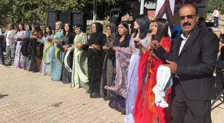 <p>Kısa sürede dostlukları aşka dönüşen genç çift, uzak mesafelere rağmen ilişkilerini ilerletti.</p>
<p> </p>