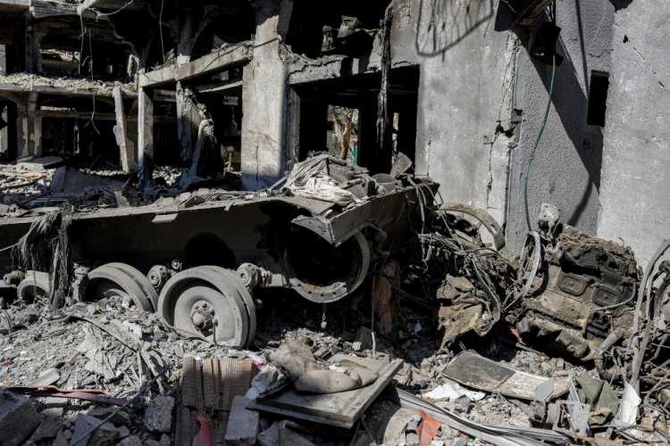 <p>İsrail savaş uçaklarının bombardımanında patlamayan mühimmatların da yol üzerinde bulunduğu görüldü. (Anadolu Ajansı)</p>
