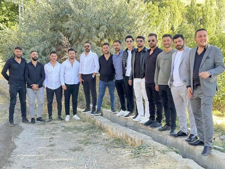 <p>Eşinin yöre kültürünü ve düğünü çok sevdiğini belirten Bilici,<strong> "Viyan, tamamen kendi isteğiyle Müslüman oldu. Ailesi de bu kararı olumlu karşıladı" </strong>ifadelerini kullandı.</p>
<p> </p>