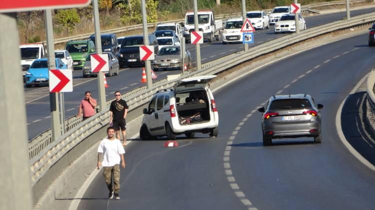 <p>Hurdaya dönen otomobilden yoldan geçmekte olan araç sürücüleri tarafından çıkarılan sürücü Ahmet Ç., 112 sağlık ekiplerinin olay yerindeki müdahalesinin ardından ambulansla hastaneye götürüldü.</p>

<p> </p>
