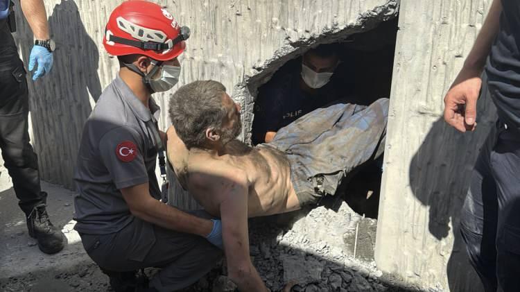 <p>Kasımpaşa-Hasköy Tüneli girişinin yanındaki dar alana girerek 15 metre uzunluğundaki duvarın arasına sıkışan şahsın kim olduğu ve neden oraya girdiği ortaya çıktı.</p>
<p> </p>