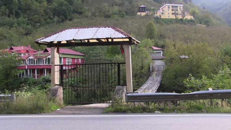 <p>Artvin'de yoldan geçenleri şoke eden bir asma köprü yer alıyor. </p>
<p>Derenin üzerinde yer alan asma köprüye demir kapı takan adam, araçla evine gidip geliyor. </p>