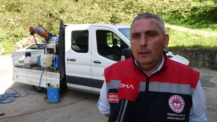 <p><strong>'SICAK BİR ORTAM VE YÜZEY ARIYOR'</strong></p>
<p><br />
İl Tarım ve Orman Müdürlüğü'nden Bitkisel Üretim ve Bitki Sağlığı Şube Müdürü Gürsel Çakıroğlu, "Kahverengi kokarca, uzun soluklu bir mücadele gerektiriyor. Son dönemde evlere yoğun halde saldırısı oldu. Kışlağa geçiş döneminde, kışı geçireceği sıcak bir ortam ve yüzey arıyor. Bu yüzden havaların bir anda soğumasıyla beraber de kışı geçirmek için binalara geçiş yapıyor. Biz Tarım İl Müdürlüğü ve Büyükşehir Belediyesi'yle birlikte 9 ilçede, 9 ekiple birlikte biyosidal ilaçlama yapıyoruz. 2024 yılında 10 bin, 2025 yılında 62 bin civarında samuray arısı salımı yapıldı. Tarım arazilerinde 550 litre kimyasal mücadele de yapıldı. Vatandaşa da büyük görev düşüyor. Kendisi bina içerisinde ilaçlama yapmalıdır ve bize yardımcı olmaları gerekiyor. Bu büyük bir önem taşıyor. Tuğlayı, ahşabı ve çatı aralarını tercih etmesindeki sebep; kışı sıcakta geçirmektedir" diye konuştu.</p>