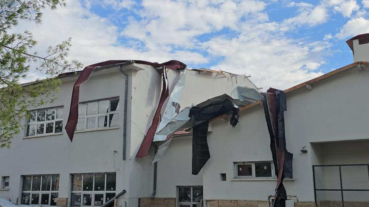 <p>Fırtına nedeniyle Kozan Ortaokulu ve Bucak Çok Amaçlı Anadolu Lisesi’nin çatısı uçtu. </p>
