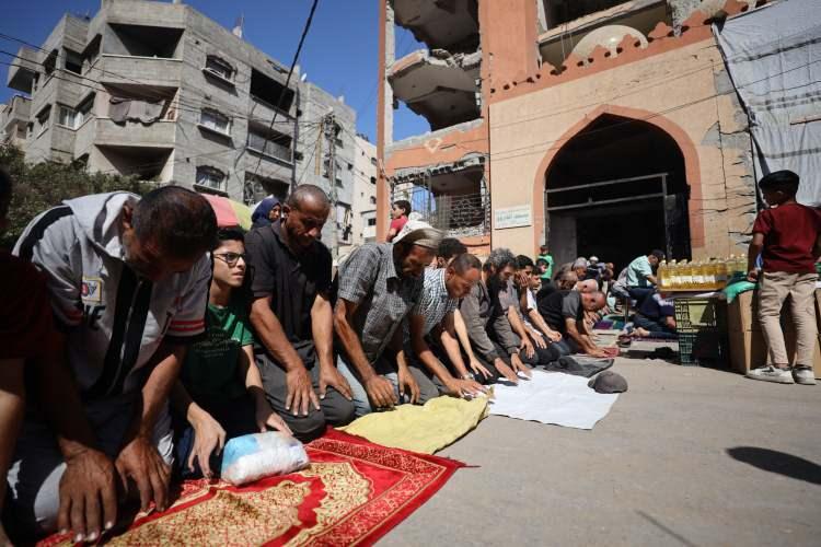 <p>Gazze Şeridi'ndeki Filistinliler, Tel Aviv ile Hamas arasında varılan ateşkesin yürürlüğe girmesinin ardından ilk cuma namazını eda etti.</p>
