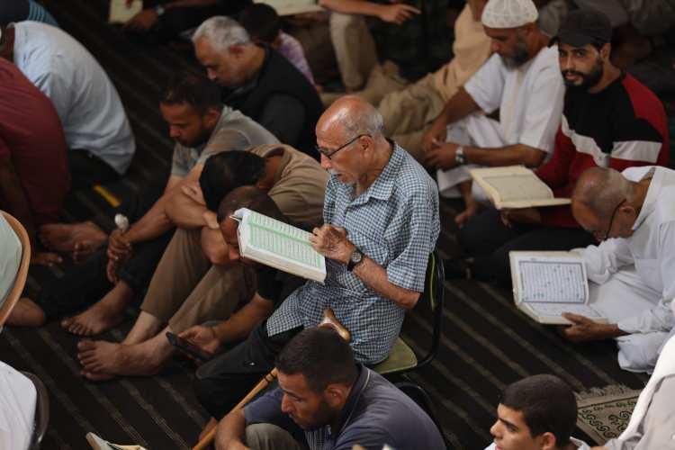 <p>Gazze Şeridi’nde ateşkes sonrası ilk cuma namazı, Nuseyrat Kampı’ndaki kısmen yıkılan Faruk Camii’nde kılındı.</p>
<p> </p>