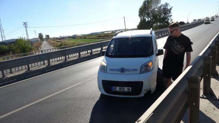 <p>Parçalardan zarar gören bir başka araç sürücüsü ise acil bir işi olduğunu belirterek işlem yaptırmadan yoluna devam etti.</p>

<p> </p>
