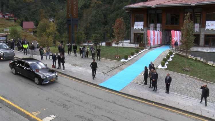 <p> Erdoğan burada, yapımı tamamlanan yenileme ve koruma projesi kapsamındaki termal tesis ve konaklama birimleri ile çevre düzenlemelerini yerinde inceledi. </p>
