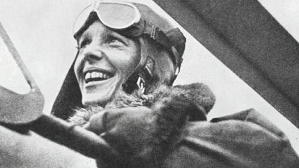 <p>TARAİA NESNESİ NE OLABİLİR? </p>

<p> </p>

<p>Purdue ekibi, “Taraia nesnesi”nin Earhart’ın uçağına ait olduğuna inanıyor. Ancak Myers’a göre bu nesne, 1929 yılında adada karaya oturan İngiliz kargo gemisi SS Norwich City’nin kalıntılarından biri.</p>

<p> </p>

<p>Myers, geminin eski fotoğraflarında güvertede görülen büyük beyaz bir silindirin, yıllar içinde fırtınalarla sürüklenerek resiflere taşındığını ve bugün “Taraia nesnesi” olarak adlandırılan metal parça olabileceğini savunuyor.</p>

<p> </p>

<p>“Eğer orada, o eski enkaz yığınını bulmasaydım, belki ben de Taraia’nın uçak gövdesi olduğuna inanırdım” diyor Myers. “Ama bulgularım, bunun Norwich City’den kalma bir parça olduğunu gösteriyor.”</p>
