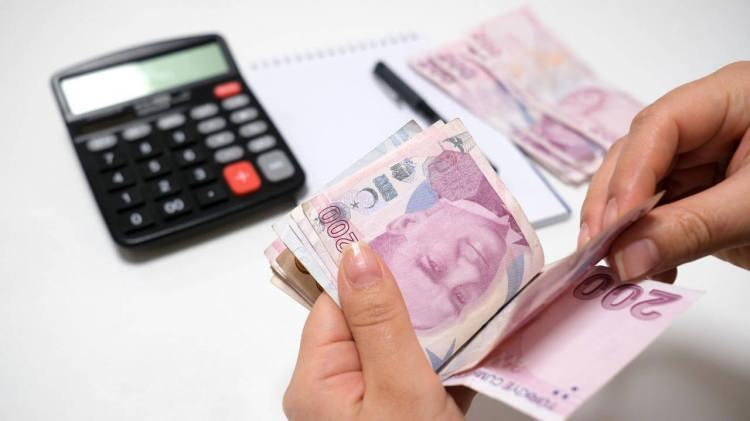 <p><strong>FORMÜL 4:</strong> Finansal Kurumlar Birliği'nin (FKB) Beklenti Anketi'nde yıl sonu enflasyon tahminlerinin ortalaması yüzde 31.94 oldu. Buna göre 2025'in ikinci yarısındaki enflasyon yüzde 13.08, enflasyon farkı da yüzde 7.7 olacak. Yüzde 11'lik Ocak zammı bu fark ile yüzde 19.54'e ulaşacak. En düşük maaş memurlarda 61 bin 371, memur emeklilerinde 28 bin 102 liraya çıkacak.</p>

<p> </p>
