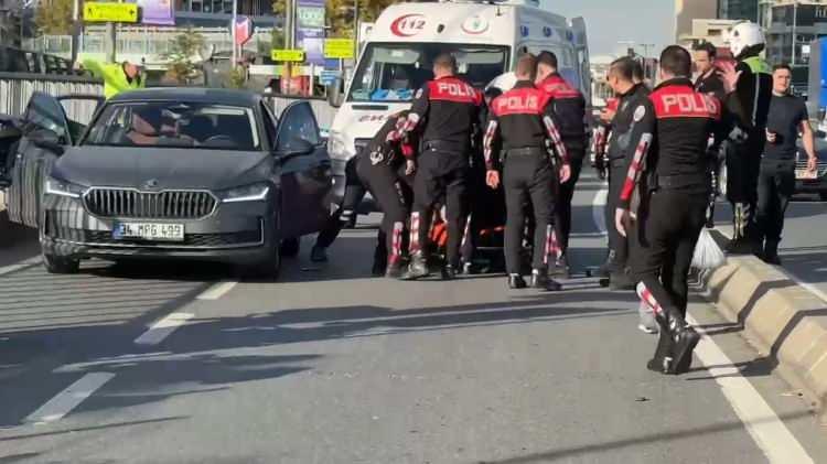 <p>İstanbul Cumhuriyet Başsavcılığından yapılan açıklamada, <strong>"Olay yeri görgü tanık beyanları ve kamera görüntü kaydı tespit çalışmaları doğrultusunda, kollukça yapılan iz takibine göre olayı gerçekleştirdiği anlaşılan 5 şüpheli ile olaydan sonra olayı gerçekleştiren şüphelilerin kaçmasına yardım ettiği tespit edilen bir şüpheli olmak üzere toplam 6 şüpheli şahıs yakalanmıştır. Şüphelilerden ikisi 18 yaşın altındadır."</strong> bilgisi verilmişti.<br />
 </p>
