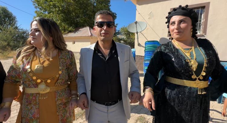<p>Misafirler, yöresel kıyafetler içinde uzun halaylar çekerek genç çiftin mutluluğuna ortak oldu. Renkli görüntülere sahne olan düğün, köy halkı tarafından da büyük ilgi gördü.</p>

<p> </p>
