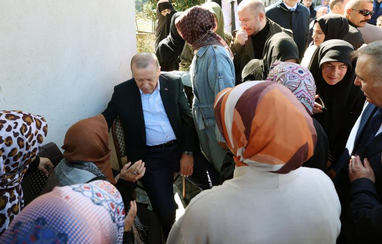 <p>Sabah saatlerinde Güneysu'daki konutundan ayrılan Erdoğan, memleketi Rize'nin Güneysu ilçesinde komşularıyla sohbet etti. </p>
