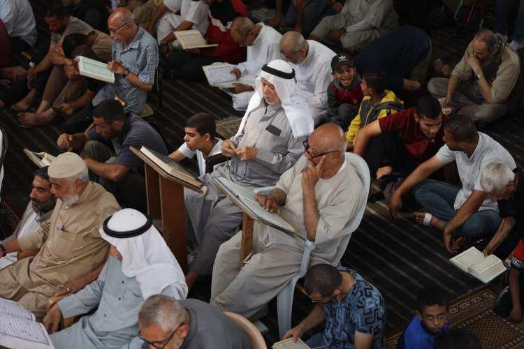 <p>Aylardır abluka ve soykırımın kıskacında yaşam mücadelesi veren Gazze'de bayram havası hakim. Ateşkesin yürürlüğe girmesinin ardından ilk cuma namazı kılındığı Gazze'de eller semaya kaldırıldı. </p>
