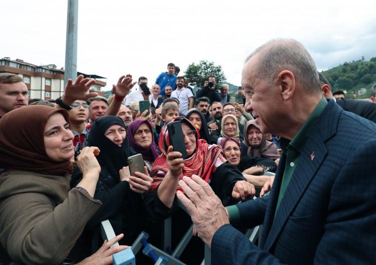 <p><span style="color:rgb(67, 67, 67)"> Cumhurbaşkanı </span>Erdoğan<span style="color:rgb(67, 67, 67)">, vatandaşlarla sohbet etti.</span></p>
