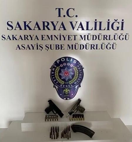 <p><span style="color:#A52A2A"><strong>OTOMOBİL TERK EDİLMİŞ HALDE BULUNDU </strong></span></p>

<p>Kısa sürede olayı İstanbul'da yaşanan bir husumete bağlayan polis ekipleri, şüphelilerin kullandığı 41 AZM 739 plakalı otomobili ertesi gün Karasu Limandere mevkiinde terk edilmiş halde buldu.</p>
