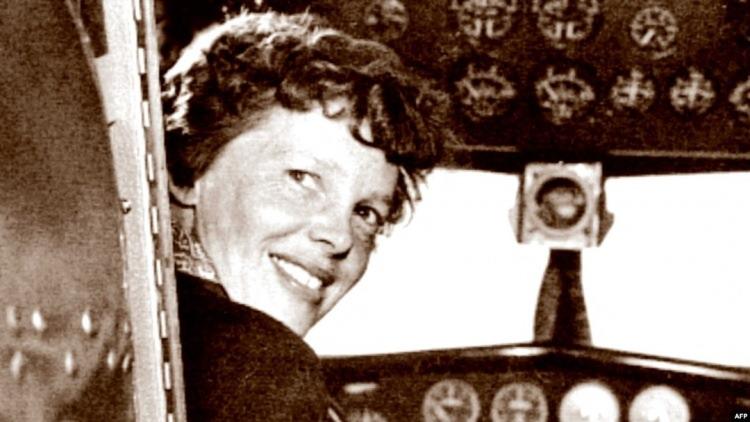 <p>DAHA ÖNCE DE SONUÇSUZ KALMIŞTI </p>

<p> </p>

<p>Nikumaroro Adası, Earhart’ın uçağını bulmak isteyen araştırmacılar için yeni bir hedef değil.</p>

<p> </p>

<p>2019’da Titanik’in enkazını bulan Robert Ballard, milyonlarca sterlinlik bir keşif gezisi düzenlemiş, sonar ve su altı araçlarıyla bölgeyi taramış ancak hiçbir iz bulamamıştı.</p>

<p> </p>

<p>Benzer şekilde Uluslararası Tarihi Uçak Kurtarma Grubu (TIGHAR) da adaya 13 ayrı sefer düzenlemesine rağmen sonuç alamadı.</p>

<p>TIGHAR’ın kurucusu Richard Gillespie, yıllar önce yaptığı açıklamada, uçağın “alüminyum parçalarına ayrılmış olabileceğini” söylemişti.</p>
