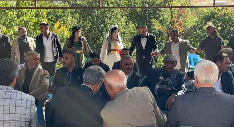 <p>Bölgenin geleneksel ve görkemli düğün adetlerine uygun olarak düzenlenen merasime, yurt içi ve yurt dışından çok sayıda davetli katıldı.</p>
<p> </p>