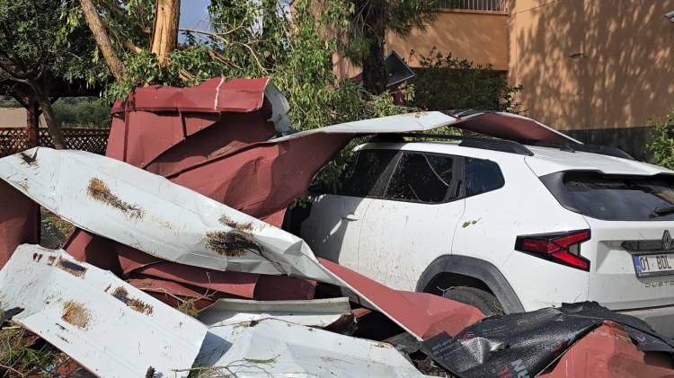 <p>Adana'da etkili olan fırtına nedeniyle, hareketli anlar yaşandı. Kozan ilçesinde bir okuldan öğrenciler tahliye edildi. İşte detaylar...</p>
