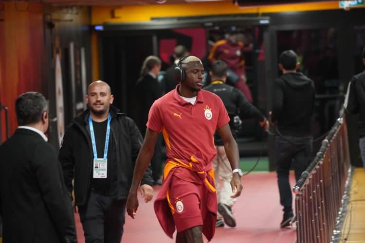 <p>Osimhen, "Önceki menajerim Jean Gerard bana Napoli'nin ciddi bir ilgisi olduğunu söylemişti. Ama sadece transferimle o ilgileniyordu, babamın sağlık durumuyla değil. O dönemde kafam futbolda değildi, sadece durumunu öğrenmek istiyordum. Gerard beni Nice'te buluşmak için aradı. Lille'nin başkanı Gerard Lopez de vardı. Bana Napoli'ye transfer olmam gerektiğini, genel bir anlaşmanın yapıldığını ve pandemiden dolayı bunun Lille için iyi bir fırsat olduğunu söylediler. Ama ben hiçbir şey bilmiyordum." ifadelerini kullandı.</p>