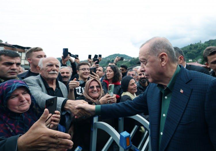 <p><span style="color:rgb(67, 67, 67)">Cumhurbaşkanı Recep Tayyip </span>Erdoğan<span style="color:rgb(67, 67, 67)">, cuma namazını memleketi Rize'nin Güneysu ilçesindeki Merkez Camisi'nde kıldı. </span></p>