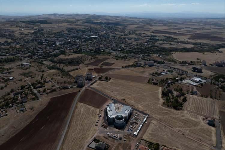 <p>Dolayısıyla cemevi statüsünde büyüklük ve işlev açısından dünyada ve Türkiye'deki en büyük cemevi dergahı, Horasan Erenleri Cemevi Dergahı oluyor. </p>
