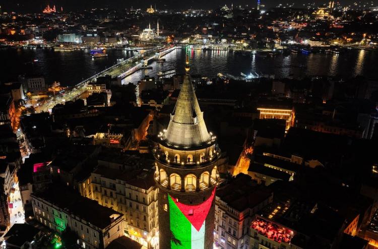 <p>Bakanlık, İsrail’in Gazze’de Filistinlilere yönelik 2 yıldır gerçekleştirdiği soykırımı, Sumud Filosu'nda yaşananları protesto etmek ve Filistin halkına destek vermek için Galata Kulesi’ne Filistin Bayrağı’nı yansıttı.</p>
