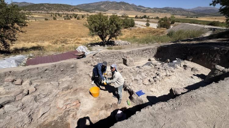 <p><em><strong>"Bölgedeki Çatalhöyük gibi Prehistorik dönem yerleşim yerlerinde yalnızca Neolitik ve Kalkolitik döneme dair yaşam izleri ortaya çıkarılırken, burada Demir Çağı'ndan Neolitik döneme ait izler üst üste oluşan kültür tabakalarında görülebiliyor. Bu özellik, höyüğü bulunduğu bölge için benzersiz kılıyor. Bugün artık çok net şekilde söyleyebiliyoruz, Gökhöyük'te yaşam, MÖ 7'inci binden (milattan önce 7000-6000 arası) 1'inci bine (milattan önce 1000-0 arası) kadar kesintisiz şekilde devam etmiştir."</strong></em></p>
