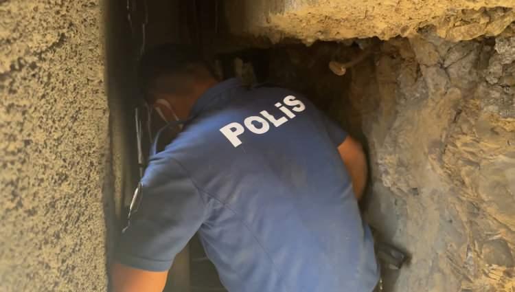 <p>Kısa sürede olay yerine gelen ekipler, ilk olarak sesin geldiği yerdeki duvarın bir bölümünü kırdı. </p>
