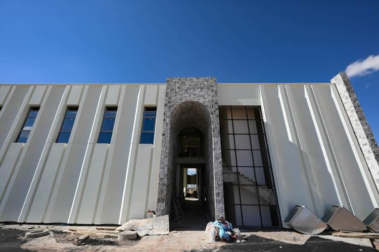 <p>40 makam vardır. Her bir kemer bir makama göre ayarlanmıştır. Cem salonunun üzeri 12 köşelidir, bu da 12 imamı temsil eder. </p>
