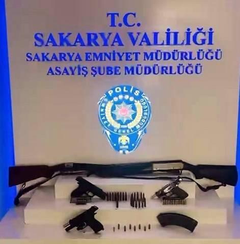 <p>Akbay'ın isminin de geçtiği tehdit içerikli mesajlarda, <strong>"Bu işin sağında solunda kim varsa hepsi hakkını alacaktır."</strong> denildi. </p>
