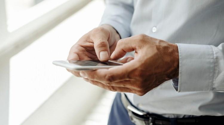 <p><strong>Cep telefonlarının yaydığı elektromanyetik dalgaların vücut üzerindeki etkisini mercek altına alan araştırmacılar, özellikle kalp pili veya ritim düzenleyici cihaz kullanan hastalarda cep telefonuna yakın temasın ciddi risk oluşturduğunu tespit etti.</strong></p>