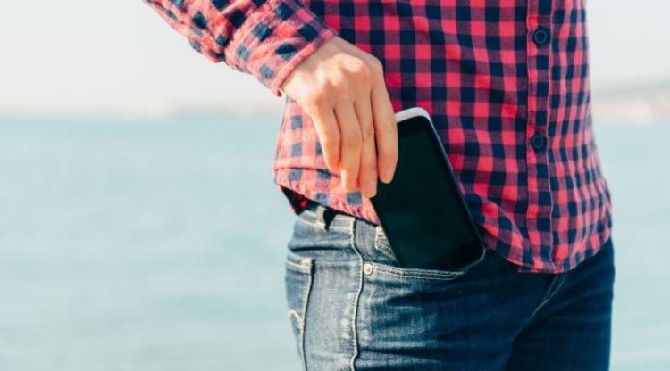 <p><strong>Bu noktada kalp rahatsızlığı olan kişilerin telefonlarını göğüs veya pantolon cebinde değil mümkünse çantalarında taşımaları doğru olacaktır.</strong></p>