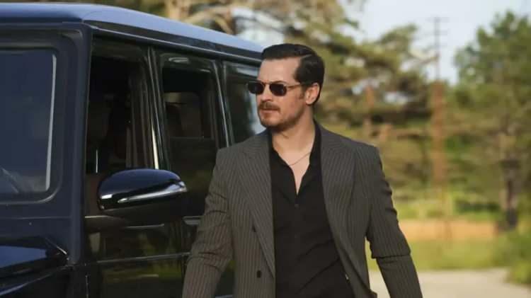 <p>Ünlü oyuncu <strong>Çağatay Ulusoy'un</strong>, televizyon ekranlarında yayınlanan ve son dönem dizileri arasında oldukça popüler olan yeni dizisi '<strong>Eşref Rüya'</strong>, yalnızca hikayesi ve oyuncu kadrosu ile değil; aynı zamanda <strong>Ulusoy'un canlandırdığı "Eşref Tek" karakteriyle</strong> de ilgi çekmeye devam ediyor.</p>