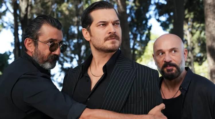 <p>Çağatay Ulusoy'un canlandırdığı '<strong>Eşref Tek' karakterinin tarzı ve hareketleri</strong>, özellikle kısa sürede <strong>sokak modasına ve sosyal medya trendlerine yön veren bir figüre</strong> dönüştü. Bu popülerliğin bir yansıması ise <strong>Adana'dan geldi.</strong></p>