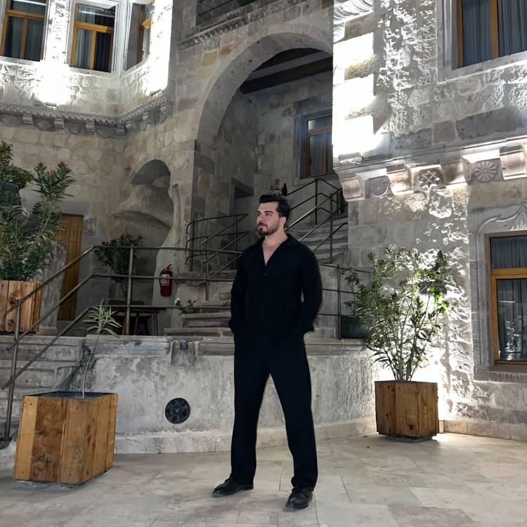 <p><strong>Hakan Solmazyüz'ün 'Eşref Tek' tiplemesiyle çektiği videolar</strong>, kısa sürede büyük beğeni toplarken, videolarının altına gelen yorumlar <strong>kırdı geçirdi.</strong></p>