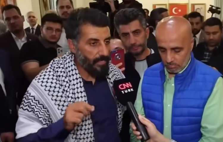 <p> </p>

<p>Gazeteci Ersin Çelik verdiği röportajda hapishaneye dair şu ifadeleri kullandı: </p>

<p><br />
<em><strong>"Sistematik şekilde oluşturulmuş bir hapishane. Amerikan İsrail filmlerinde gösterilen bir hapishane tamamen o. Yani böyle çıkmak mümkün görünmüyor. Sekizer kişilik koğuşlar var yan yana. İçeride kameralar var. Sürekli geceleri yerlerimiz değiştiriyorlardı. Bir kişiye su verip görüntüsünü alıyorlardı. Kıyafetlerle manipüle yapmaya çalıştılar, biz de şekillerini değiştirdik. Onların tek tipi olmamak için.Devletimiz bizi İsrail'den arındıracak kıyafet verdiler. Direnişçi kardeşlerimiz direnişçi gibi onurlu uçaktan indi. </strong></em></p>
