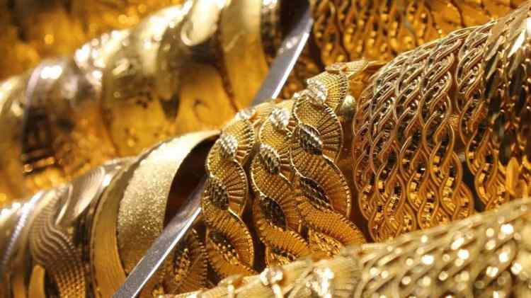 <p><span style="color:#B22222"><strong>&Uuml;&Ccedil; YIL S&Uuml;RER<br />
Goldman Sachs</strong></span></p>

<p><strong>"Ağustos 26'dan bu yana y&uuml;zde 17'lik artışı tetikleyen girişler (Batı'daki borsa yatırım fonu girişleri ve muhtemel merkez bankası alımları) fiyatlandırma &ccedil;er&ccedil;evemizde sabit olduğundan, 2026 Aralık altın fiyat tahminimizi 4300 dolardan 4900 dolara y&uuml;kseltiyoruz. Merkez bankalarının alımlarının 2025/2026'da ortalama 80/70 ton olacağını, &ccedil;&uuml;nk&uuml; gelişmekte olan &uuml;lke merkez bankalarının 2022'de Rusya'nın rezervlerinin dondurulmasının ardından rezervlerini altınla yapısal olarak &ccedil;eşitlendirmeye devam edeceklerini &ouml;ng&ouml;r&uuml;yoruz. &Ouml;zellikle, temel senaryomuzda resmi sekt&ouml;rdeki birikim eğiliminin &uuml;&ccedil; yıl daha devam edeceğini varsayıyoruz."</strong></p>
