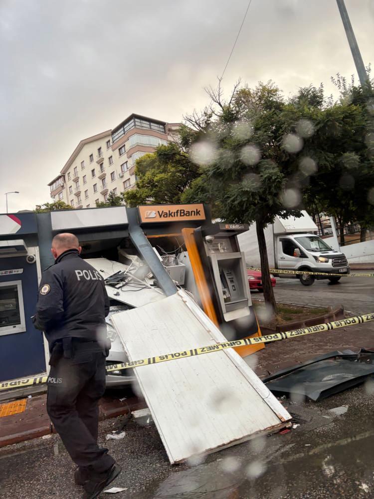 <p>Yağmur nedeniyle kayganlaşan yolda sürücüsünün kontrolünü kaybettiği otomobil, yol kenarındaki banka ATM'sinin içine girdi. </p>
