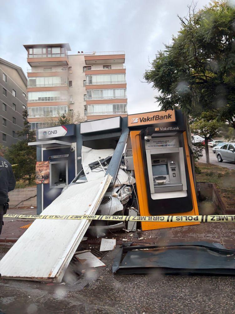 <p>Çevredekilerin ihbarıyla kaza yerine polis ve sağlık ekipleri sevk edildi. </p>
