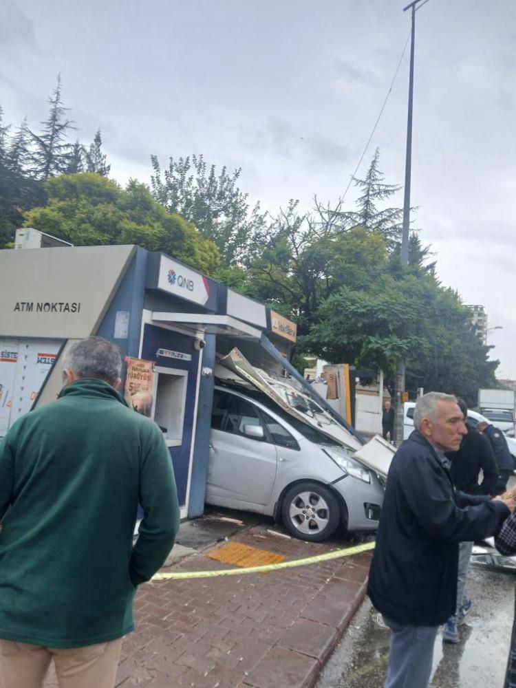 <p>Yaralı sürücü, sağlık görevlilerinin ilk müdahalesinin ardından ambulansla hastaneye kaldırıldı.</p>
