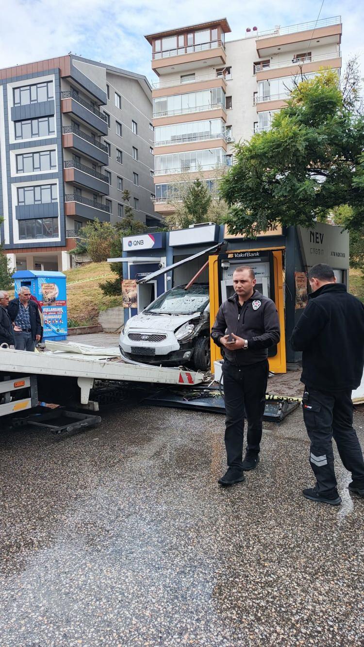<p> ATM'nin içinde sıkışan otomobil de çekici ile çıkarıldı.</p>

<p> </p>
