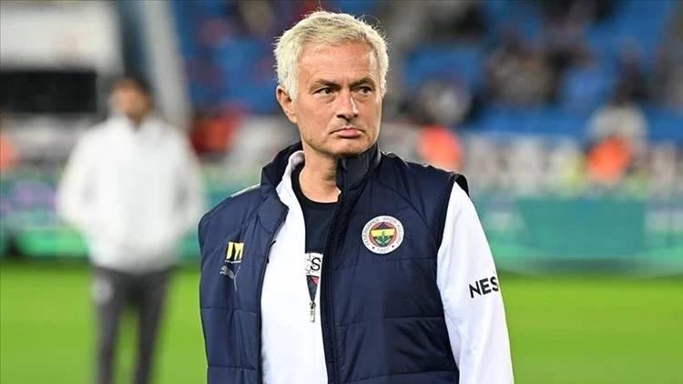 <p>Fenerbahçe ise Jose Mourinho idaresinde Süper Lig'deki ilk 2 maçında birer galibiyet ve beraberlik aldı. UEFA Şampiyonlar Ligi üçüncü eleme turunda Hollanda temsilcisi Feyenoord'u eleyen sarı-lacivertliler, play-off'ta Portekiz ekibi Benfica'ya elendi. </p>
