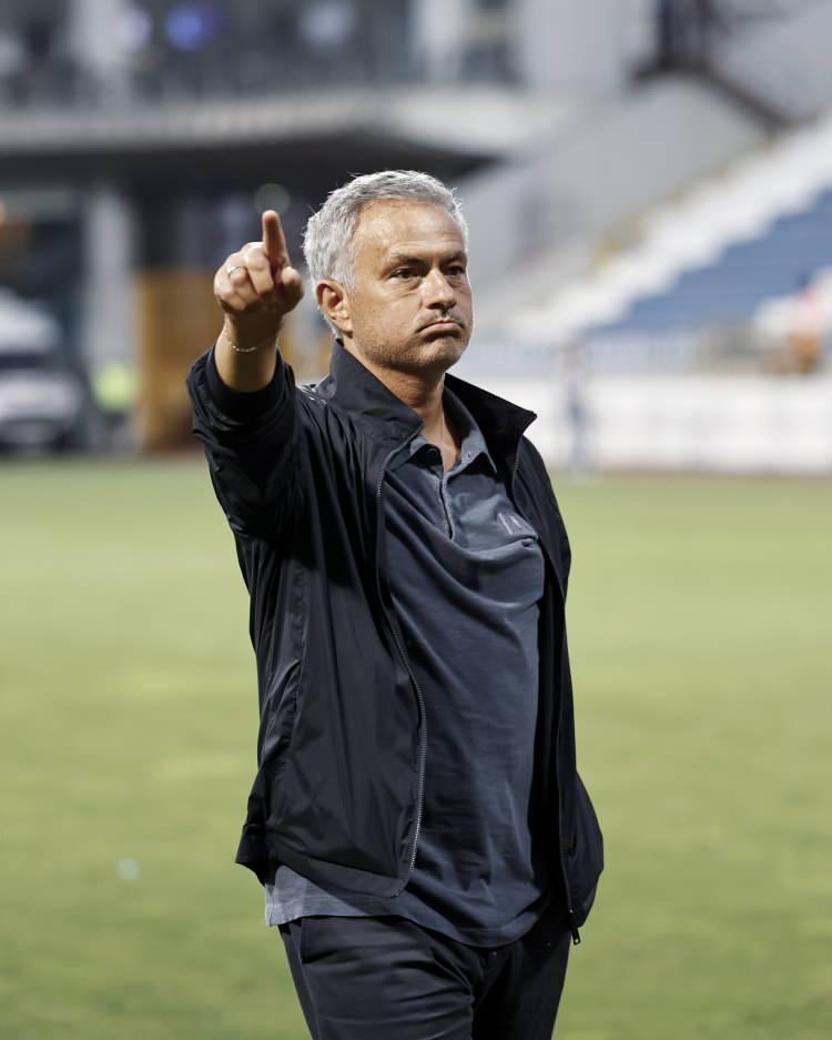 <p>Benfica maçları öncesi ve sonrasında yaptığı açıklamaların yanı sıra olumsuz sonuçlar nedeniyle 29 Ağustos'ta Mourinho ile yolların ayrıldığı açıklandı.</p>
