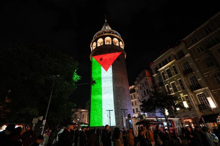 <p>Ersoy'un açıklaması şöyle:</p>

<p><strong>"Kültür ve Turizm Bakanlığı olarak, Gazze'de yaşanan insanlık dramına ve süregelen soykırıma dikkat çekmek amacıyla Galata Kulesi'ni Filistin bayrağının renkleriyle aydınlattık. İstanbul'un simge yapısı Galata Kulesi, bu akşam adaletin, vicdanın ve insanlığın sesi oldu. Türkiye Cumhuriyeti olarak, Filistin halkının onurlu direnişinin ve adalet arayışının yanında olmaya devam edeceğiz."</strong></p>
