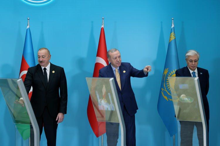 <p>TDT 12. Zirvesi kapsamında Azerbaycan’a giden Cumhurbaşkanı Erdoğan, Türk dünyası ortak alfabesiyle ilk eserin basılacağını duyurdu.</p>

